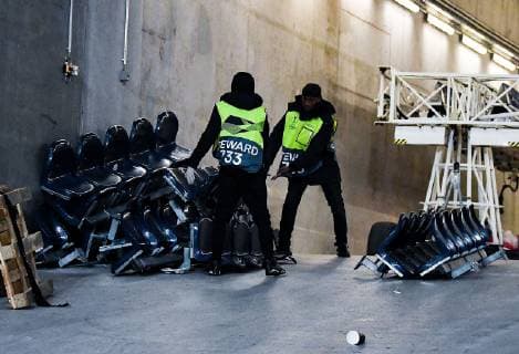Fußball, EL, Eintracht Frankfurt Fans randalieren und montieren Sitzbänke ab 29.11.2018, xpsx, Fussball UEFA Europa League, Eintracht Frankfurt - Olympique Marseille emspor, v.l. Frankfurt Fans demolieren Sitzschalen montieren sitzschalen aus stehbereich ab (DFL DFB REGULATIONS PROHIBIT ANY USE OF PHOTOGRAPHS as IMAGE SEQUENCES and or QUASI-VIDEO) Frankfurt am Main