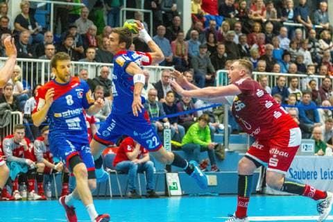 Jona Schoch (Balingen-Weilstetten 22) springt in den Kreis und wirft auf das Tor, rechts kann Tim Zechel (Essen 96) nicht mehr blocken beim Spiel TUSEM Essen vs. HBW Balingen-Weilstetten, Handball, 2. Bundesliga, 30.11.2018 TUSEM Essen vs. HBW Balingen-Weilstetten, Handball, 2. Bundesliga, 30.11.2018 Essen Copyright: xEIBNER MarioxHommesx EP_MHS