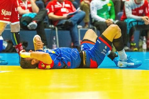 Jona Schoch (Balingen-Weilstetten 22) liegt angeschlagen auf dem Feld beim Spiel TUSEM Essen vs. HBW Balingen-Weilstetten, Handball, 2. Bundesliga, 30.11.2018 TUSEM Essen vs. HBW Balingen-Weilstetten, Handball, 2. Bundesliga, 30.11.2018 Essen Copyright: xEIBNER MarioxHommesx EP_MHS