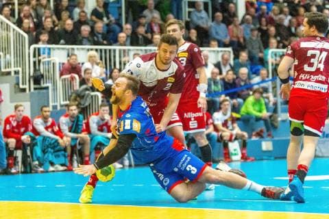 v.l. Dennis Szczesny (Essen 22) stoppt den Wurf von Marcel Niemeyer (Balingen-Weilstetten 3), rechts beobachtet Felix Klingler (Essen 33)beim Spiel TUSEM Essen vs. HBW Balingen-Weilstetten, Handball, 2. Bundesliga, 30.11.2018 TUSEM Essen vs. HBW Balingen-Weilstetten, Handball, 2. Bundesliga, 30.11.2018 Essen Copyright: xEIBNER MarioxHommesx EP_MHS