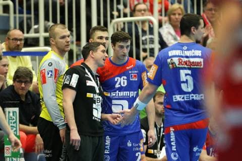 v.l. Trainer Jens Buerkle (Balingen-Weilstetten) instruiert Lukas Saueressig (Balingen-Weilstetten 26) und Romas Kirceliavicius (Balingen-Weilstetten 5) beim Spiel TUSEM Essen vs. HBW Balingen-Weilstetten, Handball, 2. Bundesliga, 30.11.2018 TUSEM Essen vs. HBW Balingen-Weilstetten, Handball, 2. Bundesliga, 30.11.2018 Essen Copyright: xEIBNER MarioxHommesx EP_MHS