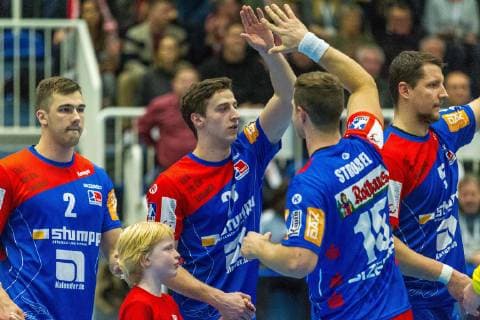 Lukas Saueressig (Balingen-Weilstetten 26) und Martin Strobel (Balingen-Weilstetten 15) klatschen sich vor dem Spiel ab beim Spiel TUSEM Essen vs. HBW Balingen-Weilstetten, Handball, 2. Bundesliga, 30.11.2018 TUSEM Essen vs. HBW Balingen-Weilstetten, Handball, 2. Bundesliga, 30.11.2018 Essen Copyright: xEIBNER MarioxHommesx EP_MHS