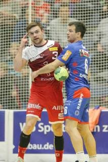 Jonas Ellwanger (Essen 3) beschwert sich beim Schiedsrichter und zeigt sich dabei an den Kopf nachdem geblockt wurde beim Spiel TUSEM Essen vs. HBW Balingen-Weilstetten, Handball, 2. Bundesliga, 30.11.2018 TUSEM Essen vs. HBW Balingen-Weilstetten, Handball, 2. Bundesliga, 30.11.2018 Essen Copyright: xEIBNER MarioxHommesx EP_MHS