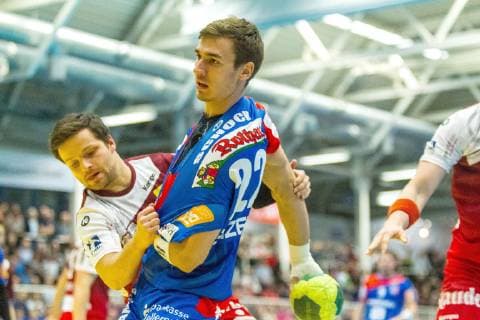 Felix Klingler (Essen 33) blockt Jona Schoch (Balingen-Weilstetten 22) beim Spiel TUSEM Essen vs. HBW Balingen-Weilstetten, Handball, 2. Bundesliga, 30.11.2018 TUSEM Essen vs. HBW Balingen-Weilstetten, Handball, 2. Bundesliga, 30.11.2018 Essen Copyright: xEIBNER MarioxHommesx EP_MHS
