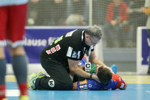 Jona Schoch (Balingen-Weilstetten 22) wird nach einem Foul auf dem Feld behandelt beim Spiel TUSEM Essen vs. HBW Balingen-Weilstetten, Handball, 2. Bundesliga, 30.11.2018 TUSEM Essen vs. HBW Balingen-Weilstetten, Handball, 2. Bundesliga, 30.11.2018 Essen Copyright: xEIBNER MarioxHommesx EP_MHS