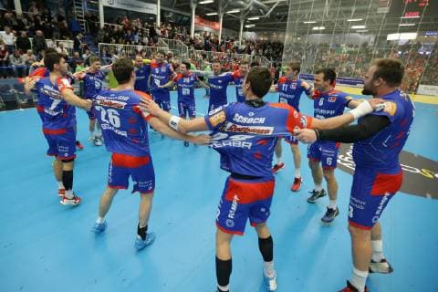 Die Spieler vom HBW Balingen-Weilstetten feiern den Sieg beim Spiel TUSEM Essen vs. HBW Balingen-Weilstetten, Handball, 2. Bundesliga, 30.11.2018 TUSEM Essen vs. HBW Balingen-Weilstetten, Handball, 2. Bundesliga, 30.11.2018 Essen Copyright: xEIBNER MarioxHommesx EP_MHS