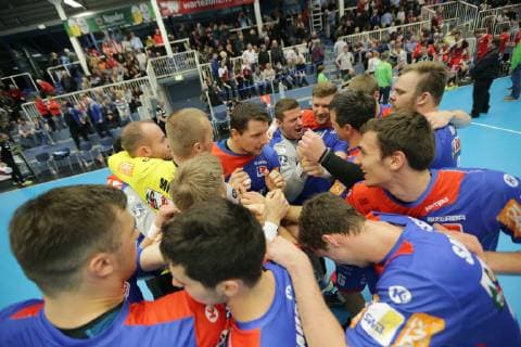 Die Spieler vom HBW Balingen-Weilstetten feiern den Sieg beim Spiel TUSEM Essen vs. HBW Balingen-Weilstetten, Handball, 2. Bundesliga, 30.11.2018 TUSEM Essen vs. HBW Balingen-Weilstetten, Handball, 2. Bundesliga, 30.11.2018 Essen Copyright: xEIBNER MarioxHommesx EP_MHS