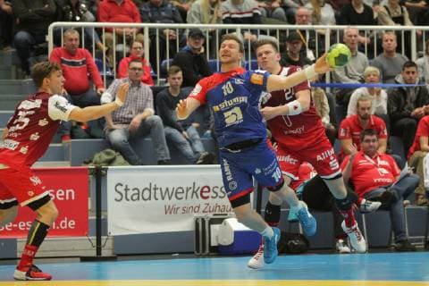 Lars Friedrich (Balingen-Weilstetten 10) springt in den Kreis und wirft, Carsten Ridder (Essen 24) kommt zu spaet, links beobachtet Justin Mueller (Essen 25) beim Spiel TUSEM Essen vs. HBW Balingen-Weilstetten, Handball, 2. Bundesliga, 30.11.2018 TUSEM Essen vs. HBW Balingen-Weilstetten, Handball, 2. Bundesliga, 30.11.2018 Essen Copyright: xEIBNER MarioxHommesx EP_MHS