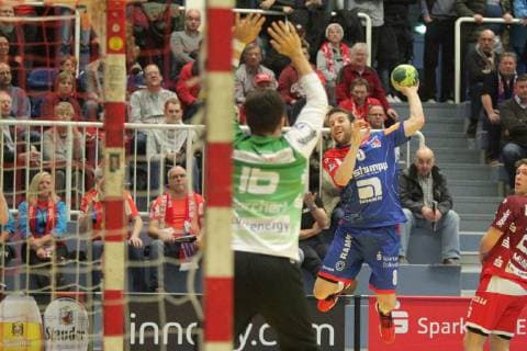 Julian Borchert (Essen 16) streckt sich Grgor Thomann (Balingen-Weilstetten 8) entgegen als dieser zum Wurf in den Kreis springt beim Spiel TUSEM Essen vs. HBW Balingen-Weilstetten, Handball, 2. Bundesliga, 30.11.2018 TUSEM Essen vs. HBW Balingen-Weilstetten, Handball, 2. Bundesliga, 30.11.2018 Essen Copyright: xEIBNER MarioxHommesx EP_MHS