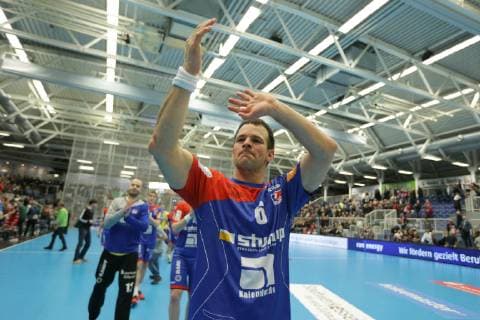 Ein Spieler von HBW Balingen-Weilstetten klatscht den Fans Beifall klatscht den Fans Beifall beim Spiel TUSEM Essen vs. HBW Balingen-Weilstetten, Handball, 2. Bundesliga, 30.11.2018 TUSEM Essen vs. HBW Balingen-Weilstetten, Handball, 2. Bundesliga, 30.11.2018 Essen Copyright: xEIBNER MarioxHommesx EP_MHS
