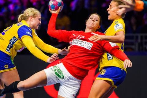 Handball, EM, Damen, Dänemark - Schweden 181130 Stine Bodholt Nielsen of Denmark in a duel with Hanna Blomstrand and Nathalie Hagman of Sweden during the EHF European WomenÕs Handball Championship match between Denmark and Sweden on November 30, 2018 in Nantes. Photo: Ludvig Thunman BILDBYRN kod LT 35557  Copyright: LUDVIGxTHUNMAN BB181130LT155