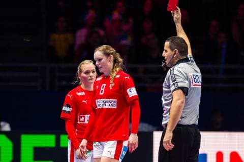 Handball, EM, Damen, Dänemark - Schweden 181130 Anne Mette Hansen of Denmark receives a red card during the EHF European WomenÕs Handball Championship match between Denmark and Sweden on November 30, 2018 in Nantes. Photo: Ludvig Thunman BILDBYRN kod LT 35557  Copyright: LUDVIGxTHUNMAN BB181130LT158