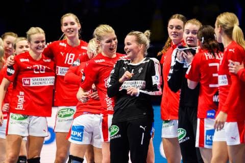 Handball, EM, Damen, Dänemark - Schweden 181130 Players of Denmark celebrates with goalkeeper Sandra Toft after the EHF European WomenÕs Handball Championship match between Denmark and Sweden on November 30, 2018 in Nantes. Photo: Ludvig Thunman BILDBYRN kod LT 35557  Copyright: LUDVIGxTHUNMAN BB181130LT165