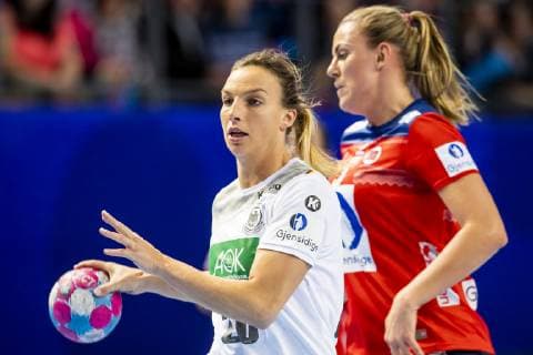 Handball, EM, Damen, Norwegen - Deutschland 181201 Emily Bölk of Germany and Emilie Hegh Arntzen of Norway during the EHF European Women?s Handball Championship match between Norway and Germany on December 1, 2018 in Brest. Photo: Fredrik Varfjell BILDBYRAN kod FV 150167  Copyright: FREDRIKxVARFJELL BB181201FV011