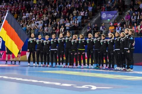Brest, Frankreich 01. Dezember 2018: EHF EM 2018 Women - Norwegen vs. Deutschland die Mannschaft von Deutschland bei der Nationalhymne Brest Arena Brest Frankreich