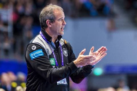 Brest, Frankreich 01. Dezember 2018: EHF EM 2018 Women - Norwegen vs. Deutschland Trainer Henk Groener (Deutschland) Gestik Geste gestikuliert Brest Arena Brest Frankreich