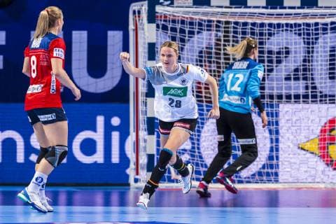 Brest, Frankreich 01. Dezember 2018: EHF EM 2018 Women - Norwegen vs. Deutschland v.li. Silje Waade (Norwegen), Franziska Müller Mueller (Deutschland Blomberg), Silje Solberg (Norwegen) Brest Arena Brest Frankreich