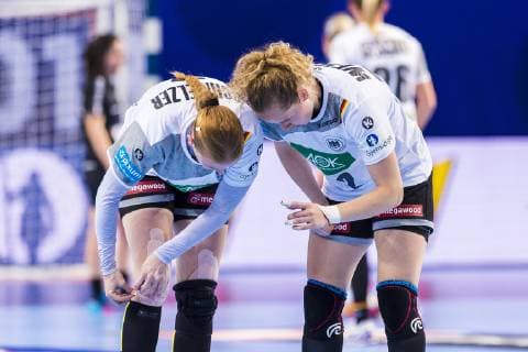 Brest, Frankreich 01. Dezember 2018: EHF EM 2018 Women - Norwegen vs. Deutschland v.li. Meike Schmelzer (Deutschland Thueringer HC), Maren Weigel (Deutschland Metzingen) Brest Arena Brest Frankreich