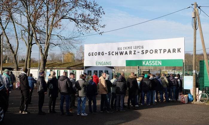 Leipzig, 01.12.2018, Georg-Schwarz-Sportpark, Fussball, Oberliga , BSG Chemie Leipzig vs. BSG Wismut Gera 2:2 (1:1) , Im Bild: Eingang zum Georg-Schwarz-Sportpark. Nur für das heutige Spiel wurde das Chemie-Stadion, der Alfred-Kunze-Sportpark in Georg-Schwarz-Sportpark, den Stadionnamen zu früheren DDR Zeiten, umbenannt. ,