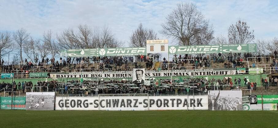 Leipzig, 01.12.2018, Georg-Schwarz-Sportpark, Fussball, Oberliga , BSG Chemie Leipzig vs. BSG Wismut Gera 2:2 (1:1) , Im Bild: Chemie Fans mit Choreografie zu Ehren von Georg Schwarz, einem Widerstandskämpfer in der NS Zeit. , Nur für das heutige Spiel wurde das Chemie-Stadion, der Alfred-Kunze-Sportpark in Georg-Schwarz-Sportpark, den Stadionnamen zu früheren DDR Zeiten, umbenannt. ,