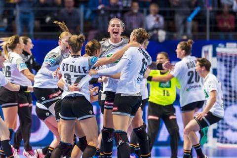 Brest, Frankreich 01. Dezember 2018: EHF EM 2018 Women - Norwegen vs. Deutschland die Mannschaft von Deutschland, Schlussjubel Schlußjubel Emotion Freude Brest Arena Brest Frankreich
