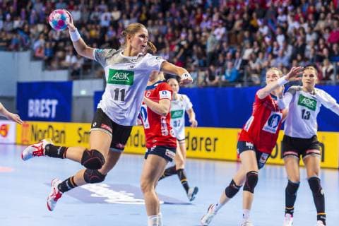 Brest, Frankreich 01. Dezember 2018: EHF EM 2018 Women - Norwegen vs. Deutschland v.li. Xenia Smits (Deutschland Metz), Malin Aune (Norwegen), Julia Behnke (Deutschland Metzingen) Brest Arena Brest Frankreich