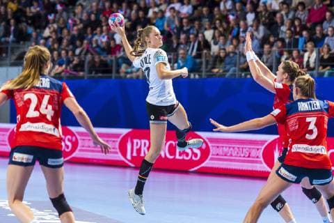 Brest, Frankreich 01. Dezember 2018: EHF EM 2018 Women - Norwegen vs. Deutschland v.li. Sanna Charlotte Solberg (Norwegen), Alicia Stolle (Deutschland Thueringer HC), Brest Arena Brest Frankreich