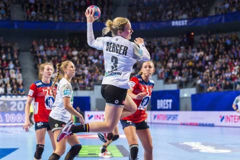 Brest, Frankreich 01. Dezember 2018: EHF EM 2018 Women - Norwegen vs. Deutschland Amelie Berger (Deutschland Leverkusen) Brest Arena Brest Frankreich