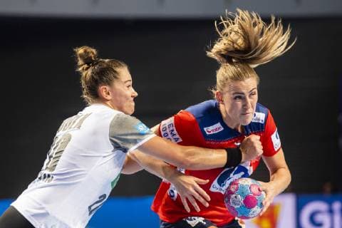 181201 Emily Bölk of Germany and Emilie Hegh Arntzen of Norway during the EHF European Women?s Handball Championship match between Norway and Germany on December 1, 2018 in Brest. Photo: Fredrik Varfjell BILDBYRAN kod FV 150167  Copyright: FREDRIKxVARFJELL BB181201FV029
