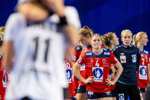 181201 Veronica Kristiansen and Goalkeeper Katrine Lunde of Norway look dejected after the EHF European Women?s Handball Championship match between Norway and Germany on December 1, 2018 in Brest. Photo: Fredrik Varfjell BILDBYRAN kod FV 150167  Copyright: FREDRIKxVARFJELL BB181201FV037