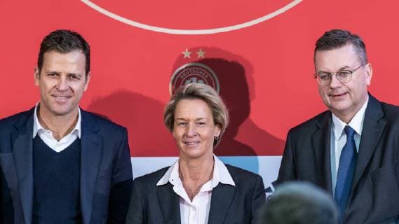 v.li.: Oliver Bierhoff, DFB-Direktor Nationalmannschaften und Akademie; Martina Voss-Tecklenburg, Bundestrainerin der Frauen-Nationalmannschaft; Reinhard Grindel, DFB-Präsident, Fußball, Frauen, Nationalmannschaft, Vorstellung Bundestrainerin, DFB REGULATIONS PROHIBIT ANY USE OF PHOTOGRAPHS AS IMAGE SEQUENCES AND OR QUASI-VIDEO.