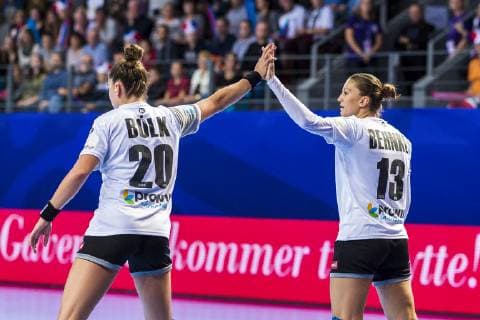 Brest, Frankreich 01. Dezember 2018: EHF EM 2018 Women - Norwegen vs. Deutschland v.li. Emily Boelk Bölk (Deutschland Thueringer HC), Julia Behnke (Deutschland Metzingen) Brest Arena Brest Frankreich