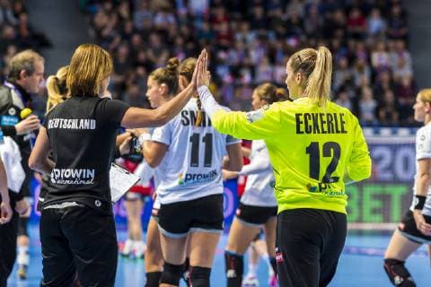 Brest, Frankreich 01. Dezember 2018: EHF EM 2018 Women - Norwegen vs. Deutschland v.li. Co-Trainerin Heike Horstmann (Deutschland), Torhueterin Dinah Eckerle (Deutschland SG BBM Bietigheim) Brest Arena Brest Frankreich
