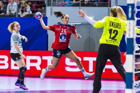 Brest, Frankreich 01. Dezember 2018: EHF EM 2018 Women - Norwegen vs. Deutschland v.li. Maren Weigel (Deutschland Metzingen), Marta Tomac (Norwegen), Torhueterin Dinah Eckerle (Deutschland SG BBM Bietigheim) Brest Arena Brest Frankreich
