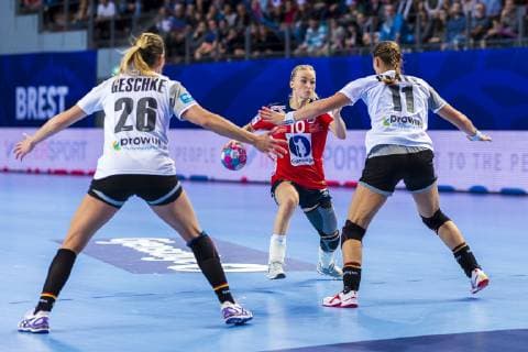 Brest, Frankreich 01. Dezember 2018: EHF EM 2018 Women - Norwegen vs. Deutschland v.li. Angie Geschke (Deutschland Oldenburg), Stine Bredal Oftedal (Norwegen), Xenia Smits (Deutschland Metz) Brest Arena Brest Frankreich
