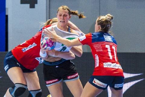 Brest, Frankreich 01. Dezember 2018: EHF EM 2018 Women - Norwegen vs. Deutschland Xenia Smits (Deutschland Metz), Malin Aune (Norwegen) Brest Arena Brest Frankreich