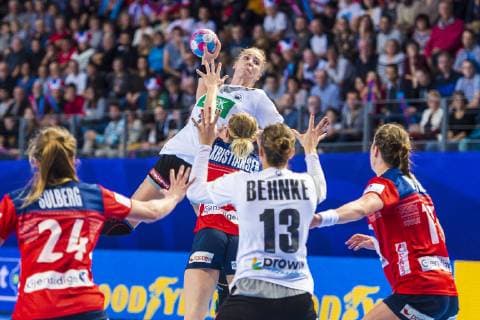 Brest, Frankreich 01. Dezember 2018: EHF EM 2018 Women - Norwegen vs. Deutschland v.li. Sanna Charlotte Solberg (Norwegen), Emily Boelk Bölk (Deutschland Thueringer HC), Veronica Egebakken Kristiansen (Norwegen), Julia Behnke (Deutschland Metzingen), Brest Arena Brest Frankreich