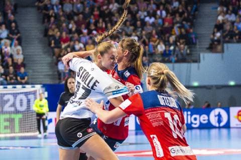 Brest, Frankreich 01. Dezember 2018: EHF EM 2018 Women - Norwegen vs. Deutschland v.li. Alicia Stolle (Deutschland Thueringer HC), Stine Bredal Oftedal (Norwegen) Brest Arena Brest Frankreich