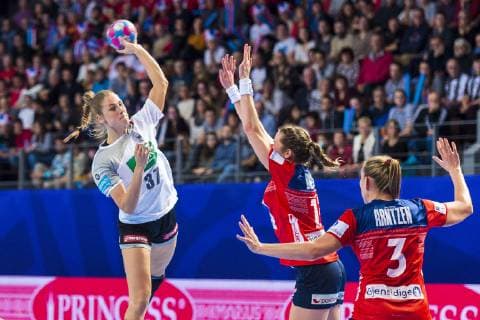 Brest, Frankreich 01. Dezember 2018: EHF EM 2018 Women - Norwegen vs. Deutschland v.li. Alicia Stolle (Deutschland Thueringer HC), Kari Brattset (Norwegen), Emilie Hegh Arntzen (Norwegen) Brest Arena Brest Frankreich