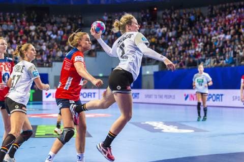 Brest, Frankreich 01. Dezember 2018: EHF EM 2018 Women - Norwegen vs. Deutschland Amelie Berger (Deutschland Leverkusen) Brest Arena Brest Frankreich