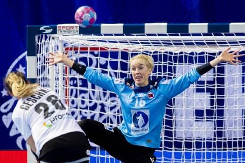 Handball, EM, Damen, Norwegen - Deutschland 181201 Franziska Müller of Germany and goalkeeper Katrine Lunde of Norway during the EHF European Women?s Handball Championship match between Norway and Germany on December 1, 2018 in Brest. Photo: Fredrik Varfjell BILDBYRAN kod FV 150167  Copyright: FREDRIKxVARFJELL BB181201FV046