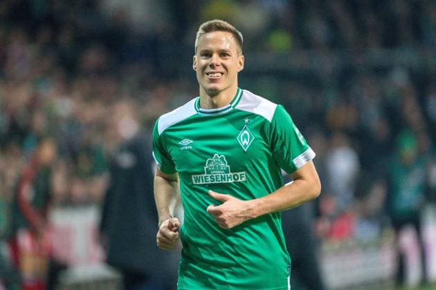 GER, 1.FBL, Werder Bremen vs FC Bayern Muenchen 01.12.2018, Weser Stadion, Bremen, GER, 1.FBL, Werder Bremen vs FC Bayern Muenchen, DFL REGULATIONS PROHIBIT ANY USE OF PHOTOGRAPHS AS IMAGE SEQUENCES AND OR QUASI-VIDEO. im Bild gelb rot für Niklas Moisander (Werder Bremen 18) durch Christian Dingert ( Schiedsrichter Referee)