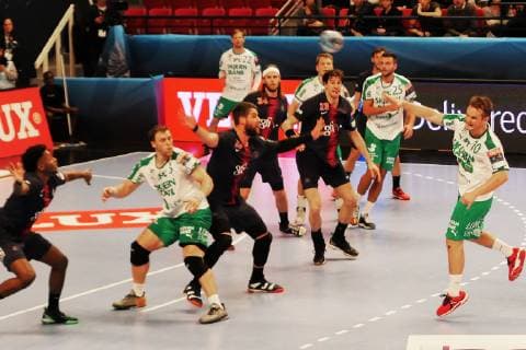 Handball, CL, Paris St. Germain - Beschreibung Skjern Handbold Skjern-spillerne forsoeger at spille sig igennem hjemmeholdets forsvar i opgoeret i haandboldens Champions League mellem Paris Saint-Germain og Skjern, loerdag den 1. december 2018. , Denmark  Copyright: sportXpressx cop115 spdk20181201-185752-L