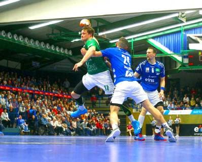 Torwurf von Patrick Schmidt (Rimpar) , rechts Franz Schauer (Aue) und Kevin Roch (Aue) Handball 2.Liga 2018 19 EHV Aue - DJK Rimpar Wölfe 3:27 am 1.12.2018 EHV Aue - DJK Rimpar Wölfe