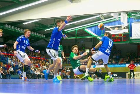 Einsatzstarke Aktion von Lukas Siegler (Rimpar) ; weiter von links: Jort Neuteboom (Aue) , Ladislav Brykner (Aue) und Jan Faith (Aue) Handball 2.Liga 2018 19 EHV Aue - DJK Rimpar Wölfe 3:27 am 1.12.2018 EHV Aue - DJK Rimpar Wölfe