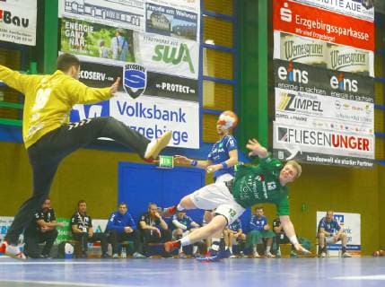 Patrick Gempp (Rimpar) überwindet Torhüter Eric Töpfer (Aue) Handball 2.Liga 2018 19 EHV Aue - DJK Rimpar Wölfe am 1.12.2018 EHV Aue - DJK Rimpar Wölfe