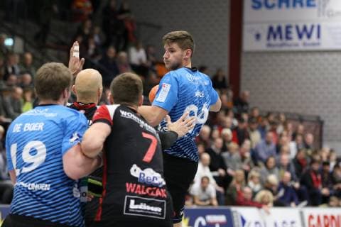 Georg Poehle (HSG Nordhorn-Lingen 94) gegen Marko Bagaric (TuS N-Luebbecke 13)(mitte), vorne Luca de Boer (HSG Nordhorn-Lingen 19)(links) und Patryk Walczak (TuS N-Luebbecke 7)(rechts), TuS N-Luebbecke vs HSG Nordhorn-Lingen, Handball, 2. Bundesliga, 01.12.2018, TuS N-Luebbecke vs HSG Nordhorn-Lingen, Handball, 2. Bundesliga, 01.12.2018 Luebbecke Copyright: xEibner Jan_Strohdiekx EP_JSK