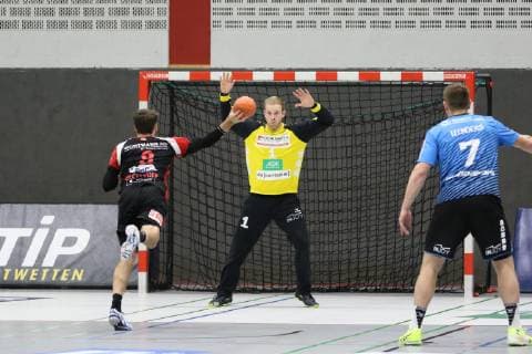 Jens Bechtloff (TuS N-Luebbecke 8) fuehrt einen Siebenmeter aus gegen Bart Ravensberger (HSG Nordhorn-Lingen 1)(Tor), TuS N-Luebbecke vs HSG Nordhorn-Lingen, Handball, 2. Bundesliga, 01.12.2018, TuS N-Luebbecke vs HSG Nordhorn-Lingen, Handball, 2. Bundesliga, 01.12.2018 Luebbecke Copyright: xEibner Jan_Strohdiekx EP_JSK
