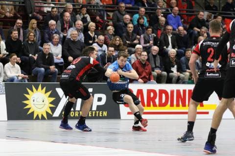 Lasse Seidel (HSG Nordhorn-Lingen 28) gegen Lukasz Gierak (TuS N-Luebbecke 10)(links) , TuS N-Luebbecke vs HSG Nordhorn-Lingen, Handball, 2. Bundesliga, 01.12.2018, TuS N-Luebbecke vs HSG Nordhorn-Lingen, Handball, 2. Bundesliga, 01.12.2018 Luebbecke Copyright: xEibner Jan_Strohdiekx EP_JSK