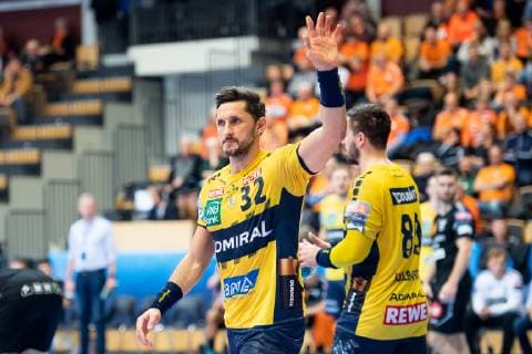 Handball, CL, IFK Kristianstad - Rhein-Neckar Löwen 181201 Rhein-Neckar Löwens Alexander Petersson lyfter handen efter att ha träffat Kristianstads malvakt Leo Larsson (ej pa bild) i ansikte under handbollsmatchen i Champions League mellan IFK Kristianstad och Rhein Neckar Löwen den 1 december 2018 i Kristianstad.  Copyright: AvdoxBilkanovic BB181201AB068